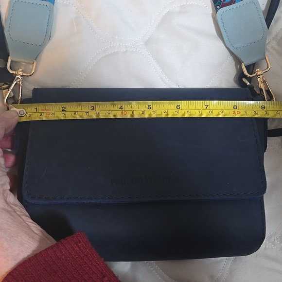 Portland Leather Beautiful Blue Metro Crossbody Bag - Picture 10 of 11